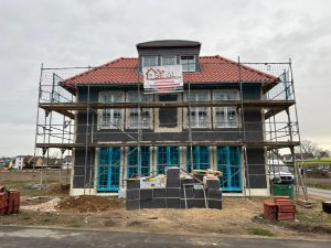 Stadtvilla mit Gerüst und Wärmedämmung