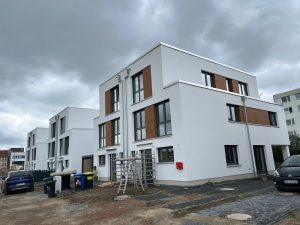 Reihenhäuser mit weißer Fassade