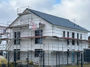 Haus mit weißer Fassade