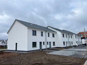 Reihenhäuser mit weißer Fassade