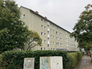 Großes Mehrfamilienhaus mit grüner Fassade